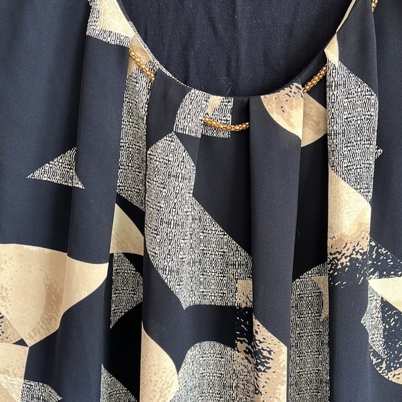 LE CHATEAU PATTERNED AND PLEATED WITH GOLD ACCESSORIES NECKLINE SIZE XL - Picture 6 of 11